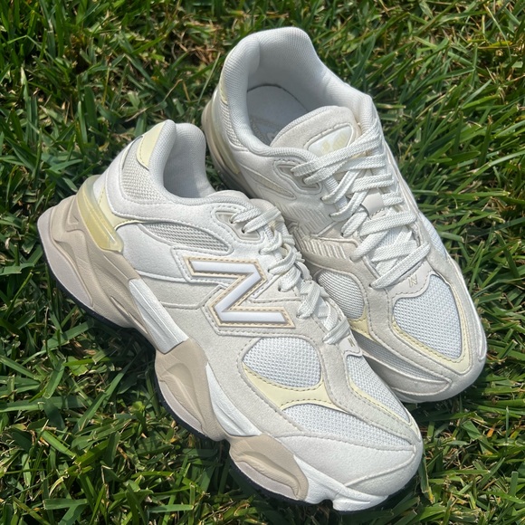 CLEAN New Balance 9060 size 7.5 Womens Sea Salt shoes - Picture 1 of 9